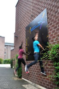 Zwei Schüler messen sich im sportlichen Wettkampf HP