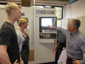 Fachlehrer für Maschinenbautechnik Bernd Stolzis erklärt die neue CNC-Maschine