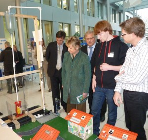 Ministerin Löhrmann am Infostand des Goldenberg Europakollegs