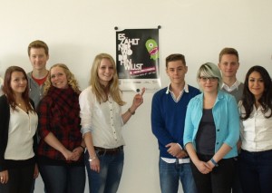 Maike Schuster (18) und Klassenkameraden mit dem Plakat für die Ausbildungsbörse 2015 HP